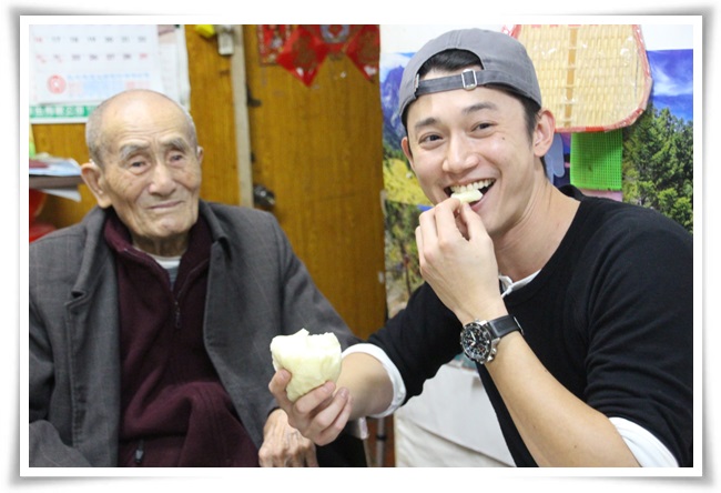 鄧爺爺分享親手做的饅頭給吳慷仁品嘗