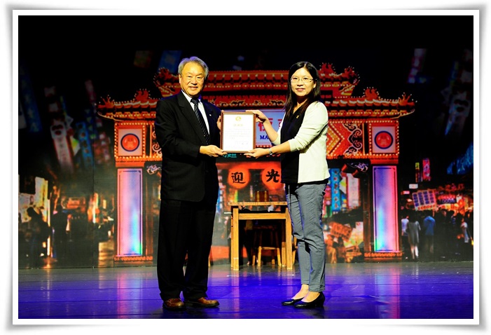 伊甸代表回贈感謝狀給龔瑞璋校長(左)。