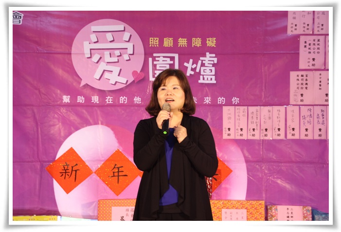 宜蘭縣政府社會處老障科科長簡碧君，前來與住民們共享圍爐。
