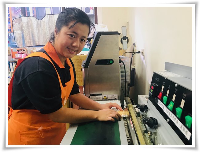 庇護員工小羚示範包裝作業，展示平常訓練的成果