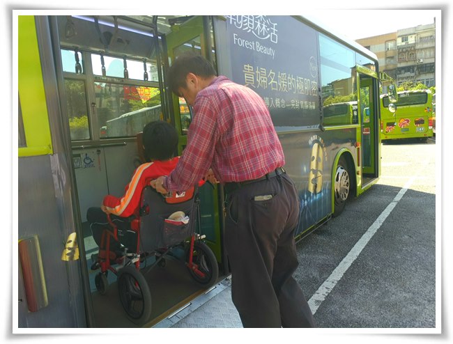 輪椅族上下公車得面臨重重關卡與挑戰