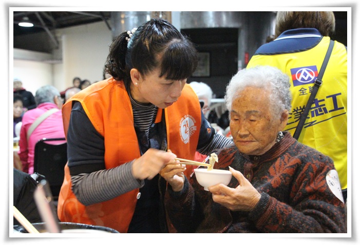 伊甸居服員羅燕與高齡88歲的游奶奶，一同吃美食、享圍爐。