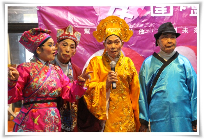 伊甸頭城老人日托服務中心的千歲長輩們，苦練近一年的時間，於今(17)日圍爐活動展現精彩成果。