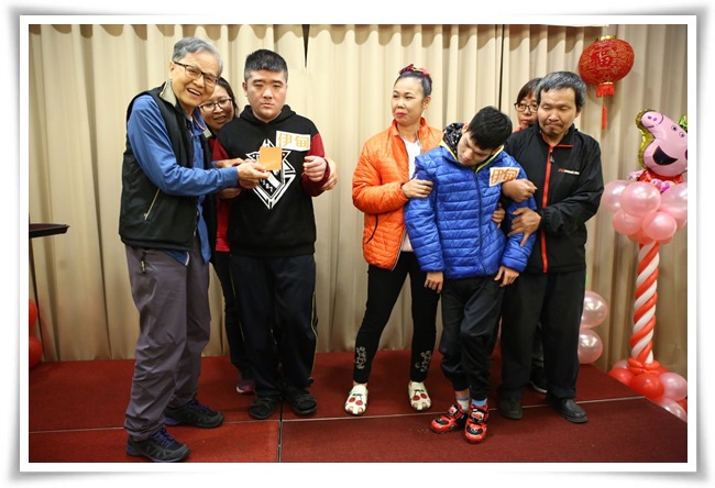 伊甸基金會監察人李基甸(左一)發放新年紅包給住民，傳遞新年新祝福