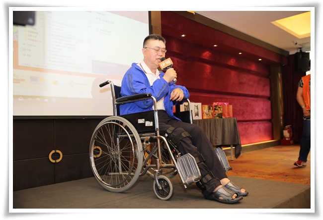 因車禍而坐輪椅的視障者李宏平今年很高興和大家一起圍爐團圓，不再孤單一人過節