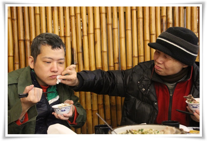 凱凱與媽媽一同吃熱騰騰的飯、一圓團圓夢。