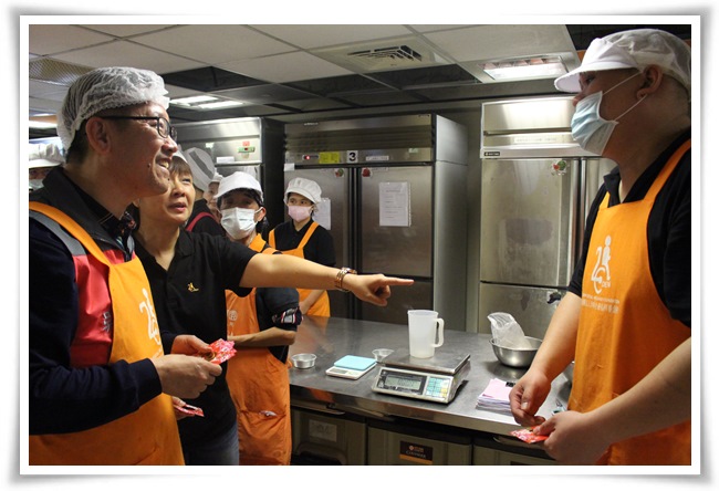 台中市政府勞工吳威志局長前來參訪伊甸迦南園烘焙庇護工場，逐一向每位庇護員工發放紅包拜年