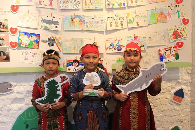 用孩子們創作元素製成愛心鋼珠筆