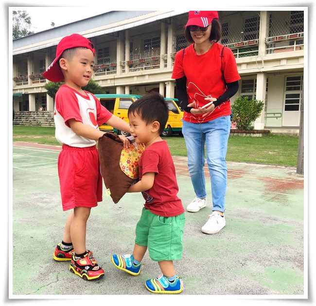 慢飛天使和幼兒園幼童一起合作進行運蛋工作