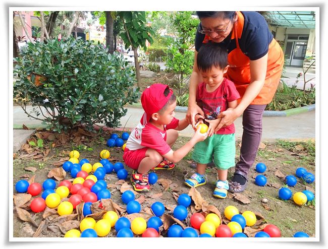 慢飛天使和幼兒園幼童一起找尋復活節彩蛋