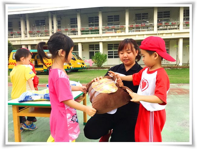 慢飛天使和幼兒園幼童一起進行運蛋遊戲