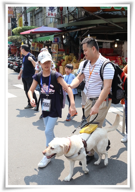 伊甸視障觀光大使弻盛和小小外賓分享與導盲犬相處的正確觀念。