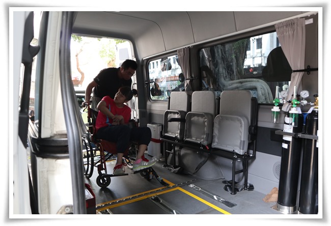 圓夢憩旅服務改造保母車作為適合重度身障者搭乘，兼顧舒適與安全