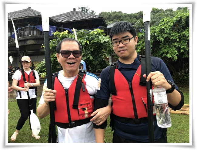 即將邁入65歲的楊聯豐，在志工的陪同下進行獨木舟初體驗