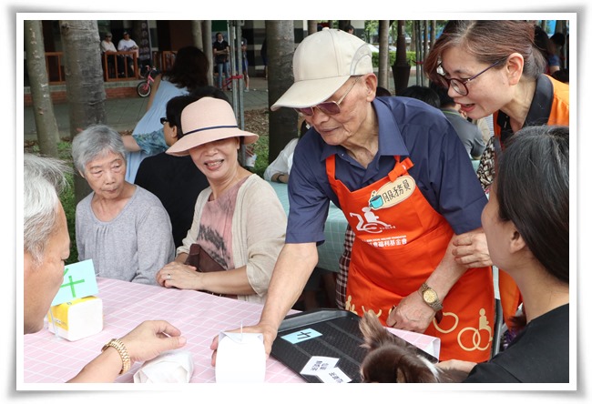 伊甸1日舉辦啡常樂市集，由公托中心長輩擔任服務員，與社區居民開心互動