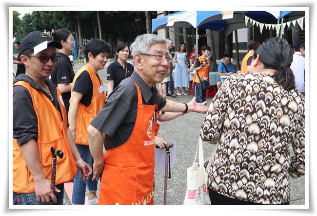 負責接待的思路爺爺，精神抖擻的招呼著客人