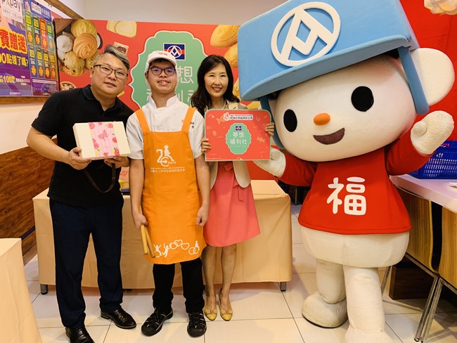 全聯夢想福利社開賣，伊甸台中庇護員工小陞拿著工作道具實現夢想，歡迎社會大眾認購公益禮盒。