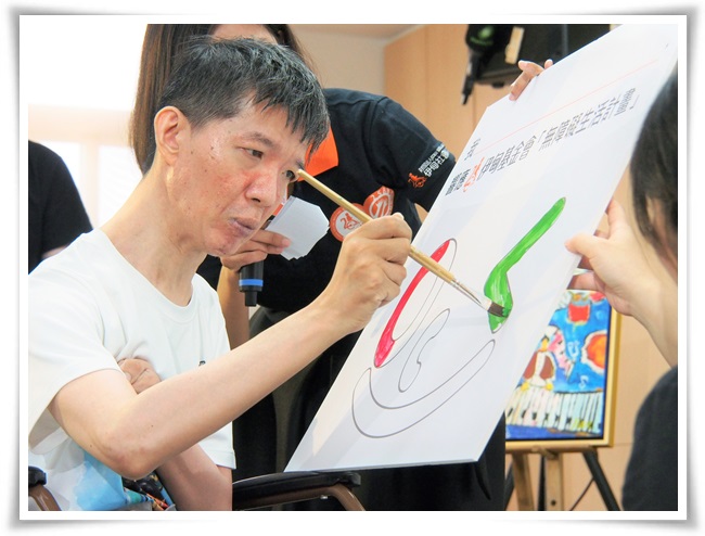 身障畫家志忠現場作畫，呼籲大眾幫助身障朋友老後生活一切OK