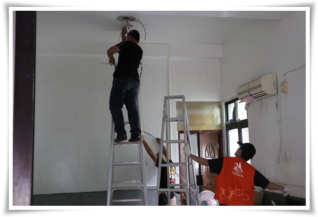 伊甸羅賴把志工團隊更換老舊電線，新增亮度較高的平板燈改善室內照明