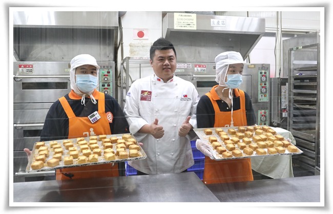 為迎接中秋佳節，世界冠軍麵包大師王鵬傑特別蒞臨指導，讓庇護工場裡的學員有機會向大師學習。