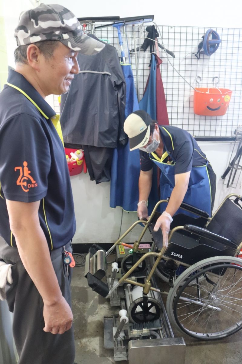 業成基金會捐贈輪椅輔車輪洗淨設備，讓輔具清潔更加完善而全面