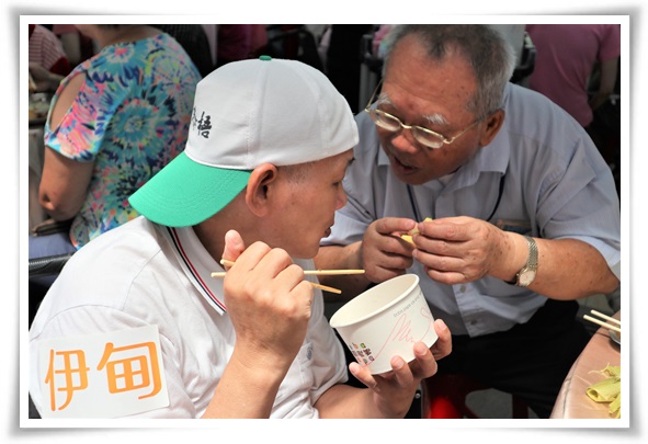 宜蘭教養院住民成語與大哥感情深厚，在中秋節前夕，成語大哥還特地前來歡度中秋佳節。