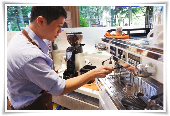 伊甸學員在Nu Café友善的職場環境中製作咖啡，透過學習增加職能發展機會