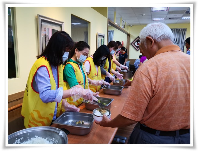 統一證券志工們協助打菜並與長者共食話家常，讓長者吃的營養又幸福