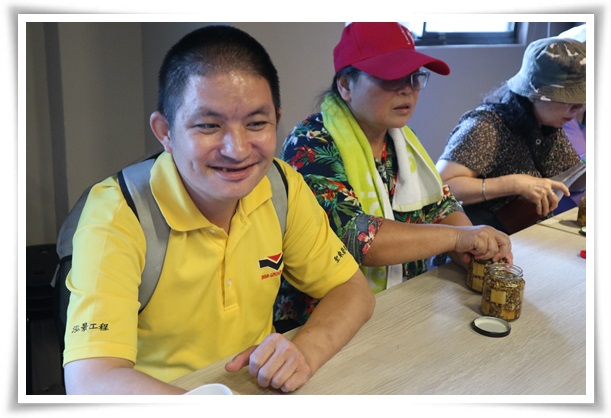 中度智能障礙的阿旺(左一)2年前到伊甸接受服務後，現在不僅學會生活自理，也能主動協助他人