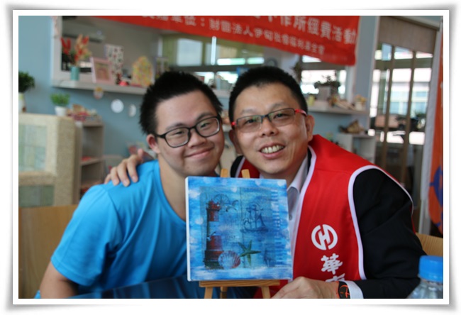 華南產險副總經理胡一鳴(圖右)在學員指導下體驗蝶谷巴特