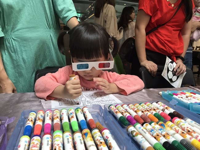 小朋友戴上變色眼鏡著色畫畫,體驗視障朋友的不便