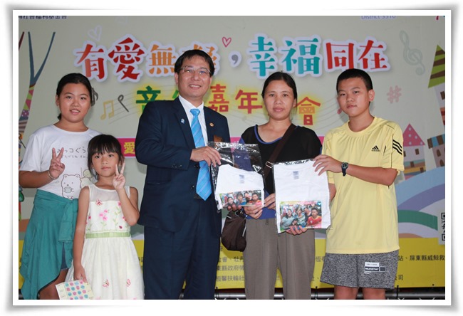 畢業八年的慢飛天使小承(右一)和家人一起回娘家接受扶輪社頒獎