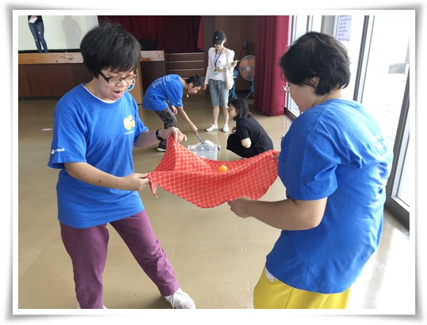 伊甸新北市三所小作所今（25）日舉辦聯合運動會，透過趣味競賽活動，讓身障朋友也能舒展四肢，體驗運動樂趣