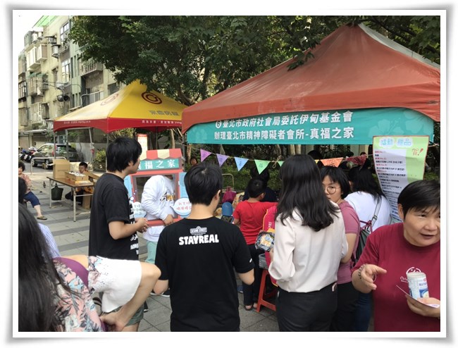 伊甸真福之家26日在「松山遊藝趣」活動中擺攤，邀請社區大眾認識精障朋友。