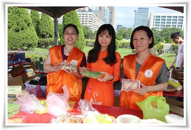 越南籍的新住民媽媽黎金剛(中)在義賣活動中與新住民媽媽們合力端出拿手的家鄉料理義賣