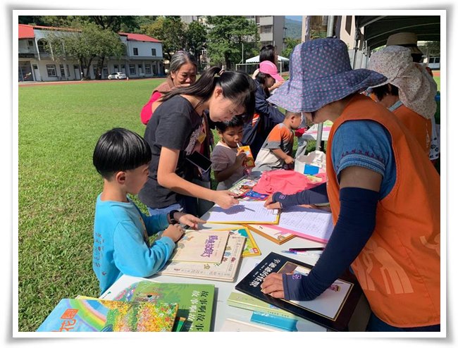 讓家長挑選二手書帶回家