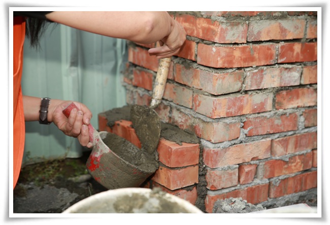 志工們砌出一道磚牆,讓李大哥冬天有穩定的熱水洗澡