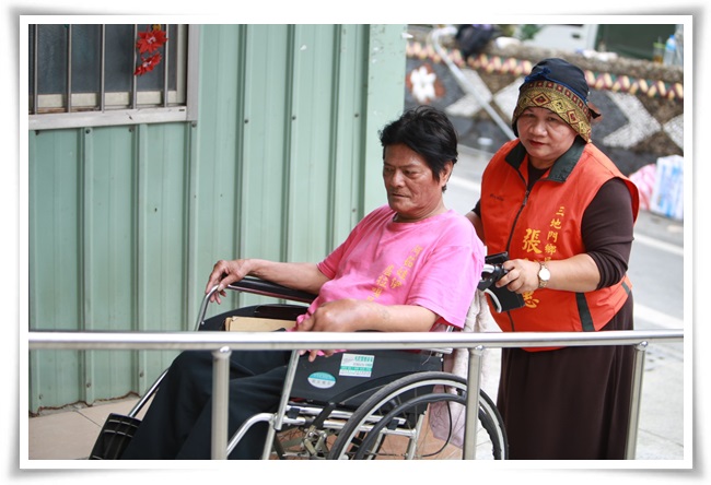 社區發展協會前理事長張利惠(右1)來探望李大哥,有了斜坡道更安全