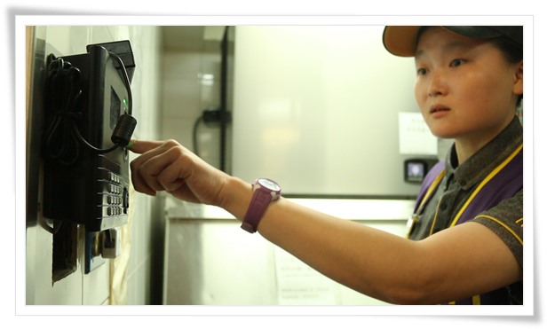 透過伊甸就業支持，26歲的智青玉琳在連鎖速食店已穩定就業長達兩年