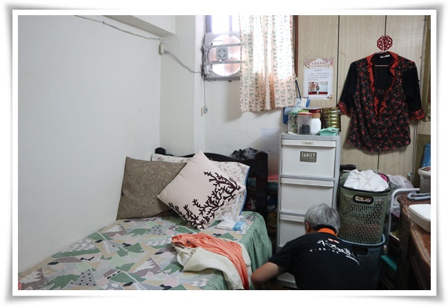 僅兩坪大小的雅房塞滿郭阿嬤的回憶，喜歡的衣服、參與活動的照片都悉心掛在牆上，伊甸的居服員每週都會協助打掃家園、陪伴購物，讓阿嬤生活更方便又安心。