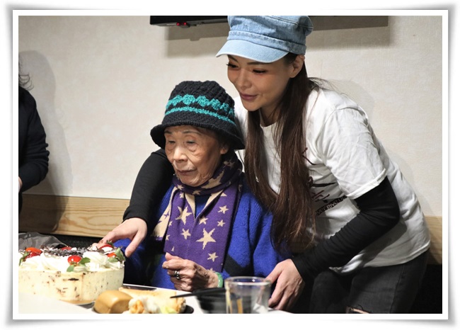 郭阿嬤12月正好要過93歲生日，張可昀-小甜甜陪阿嬤一起唱歌許願並切蛋糕，希望阿嬤一直都能見健康康