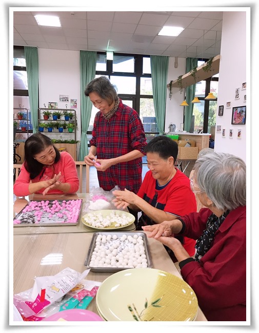 豐原社會住宅志工媽媽在伊甸好鄰安康店做湯圓，為社會住宅二期動土典禮做準備