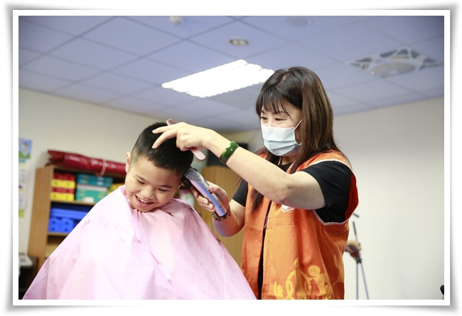 美髮師梁圜繡連續3年為鳳山早療中心協助孩子剪髮