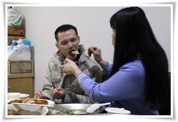 用餐時，小育媽媽細心地餵食育任，兩人一起度過暖心的年節圍爐。