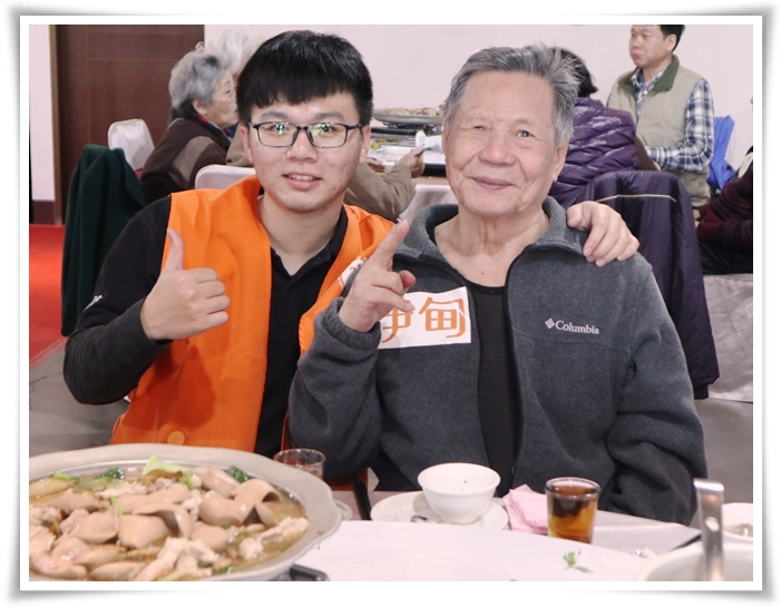 3.84歲的獨居視障李爺爺每年都會參與圍爐活動，接受伊甸居家照顧服務10年的他，感謝伊甸協助他處理生活中的大小事。