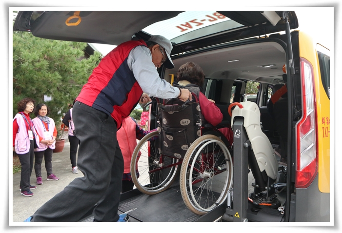 為讓身障朋友與失能長者順利來到圍爐現場，伊甸安排無障礙計程車與巴士專車接送。