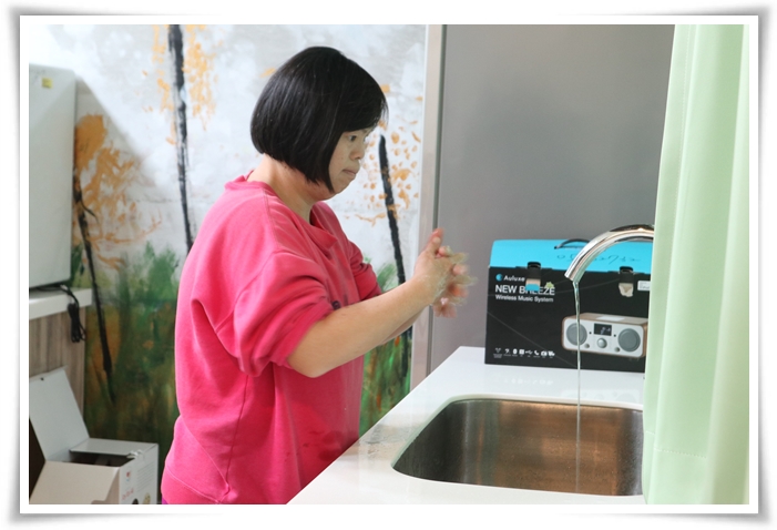 伊甸宜蘭教養院住民示範正確洗手步驟，落實衛教觀念的養成。
