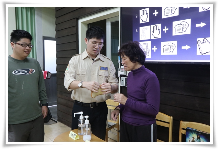 宜蘭教養院住民實際透過吐司實驗了解勤洗手的重要。