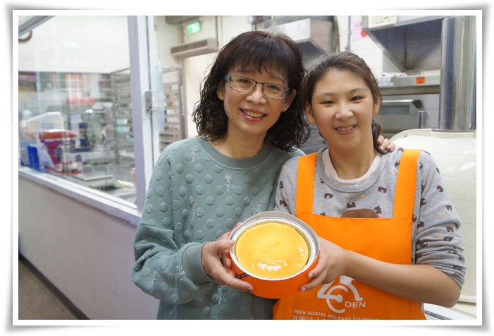 伊甸庇護員工小婕向媽媽(左)獻上日式輕乳酪蛋糕，提前慶祝母親節，共享幸福的滋味。