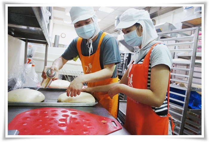 喜愛烘焙的庇護員工小婕(右)，認真學習烘焙技巧，期許未來能成為烘焙師傅。